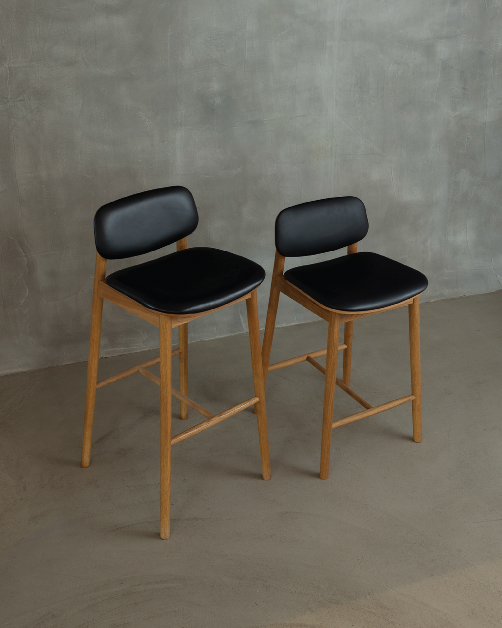 Arna 01 Bar Stool - Black Leather